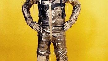 1959: Baju Project Mercury Version 1 didesain untuk para pilot dengan medan dan altitude tinggi. Beratnya mencapai 10 kg. Kelemahannya, kurangnya kontrol temperatur dan astronaut tidak bisa memutar kepala. Foto: NASA