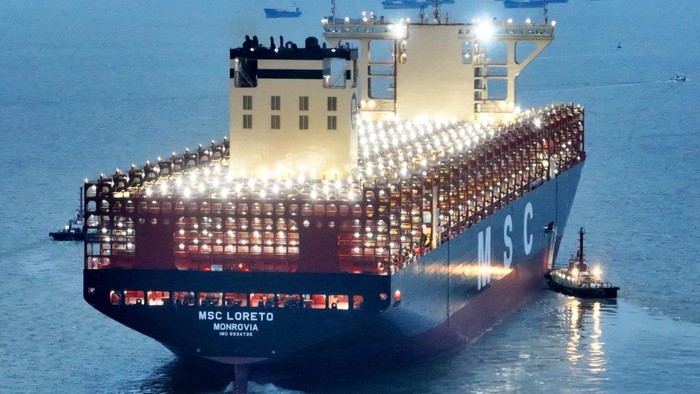 Penampakan Kapal Kontainer Terbesar di Dunia Uji Coba Berlayar TAICANG, CHINA - MARCH 19: World's largest containership 'MSC Loreto' sets sail for sea trial from a shipyard of Jiangsu Yangzi-Mitsui Shipbuilding Co., Ltd on March 19, 2023 in Taicang, Suzhou City, Jiangsu Province of China. With a total length of 399.99 meters, a width of 61.3 meters and a maximum height of 78.1 meters above the keel, 'MSC Loreto' has a deck area of 24,000 square meters, and it can load 24,346 standard 20-foot containers at a time. (Photo by VCG/VCG via Getty Images)