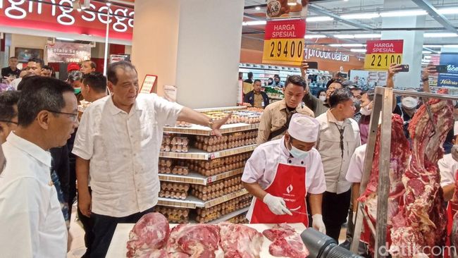 Penjabat (Pj) Gubernur DKI Jakarta Heru Budi Hartono bersama Chairman CT Corp Chairul Tanjung (CT) meresmikan gerai daging murah di Transmart Mal Kota Kasablanka, Jakarta Selatan