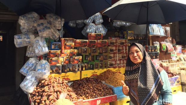 Penjual kurma di Pasar Jatinegara. (Fathia Nabila Qonita/detikcom)