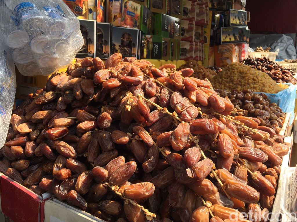 Dates sellers in the Jatinegara Market. (Fathia Nabila Qonita/Detikcom)