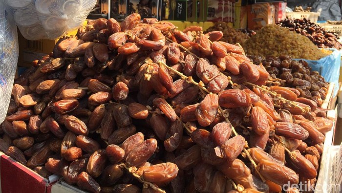 Penjual kurma di Pasar Jatinegara. (Fathia Nabila Qonita/detikcom)