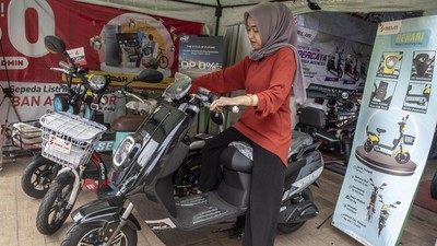 Penjual Mulai Getol Jual Motor Listrik Varian Subsidi