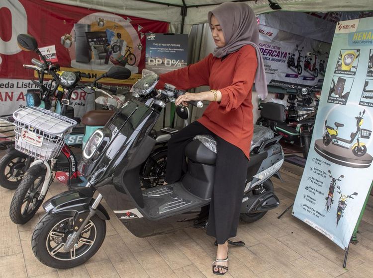 Penjual Mulai Getol Jual Motor Listrik Varian Subsidi
