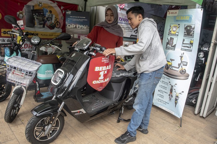 Penjual melayani calon pembeli motor listrik di Selis Center, Jakarta, Senin (20/3/2023). Pemerintah menyalurkan subsidi Rp7 juta per unit pembelian kendaraan listrik baru pada Senin (20/3/2022) hingga Desember 2023 dengan kuota 200 ribu unit untuk motor listrik baru dan 50 ribu unit bagi motor listrik hasil konversi. ANTARA FOTO/Muhammad Adimaja/nym.