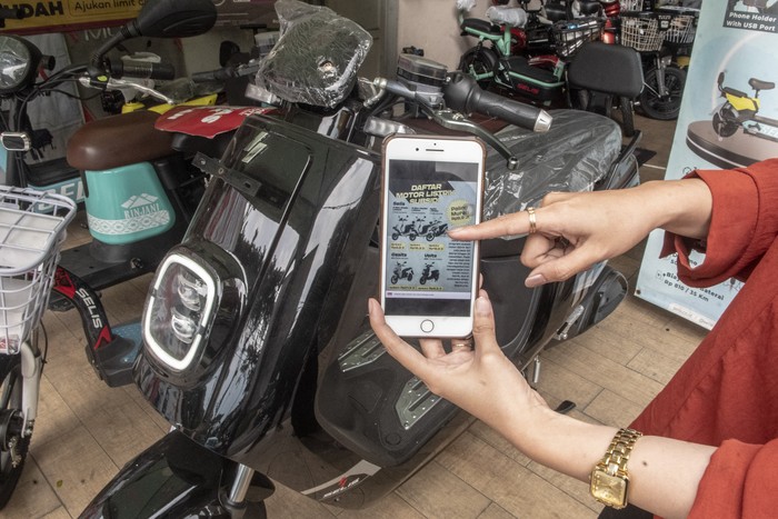Penjual melayani calon pembeli motor listrik di Selis Center, Jakarta, Senin (20/3/2023). Pemerintah menyalurkan subsidi Rp7 juta per unit pembelian kendaraan listrik baru pada Senin (20/3/2022) hingga Desember 2023 dengan kuota 200 ribu unit untuk motor listrik baru dan 50 ribu unit bagi motor listrik hasil konversi. ANTARA FOTO/Muhammad Adimaja/nym.