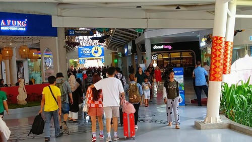 Penumpang di terminal Keberangkatan domestik Bandara I Gusti Ngurah Rai Bali, Senin (20/3/2023).
