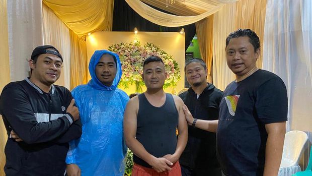Perampok nasabah bank di Bekasi (tengah) ditangkap usai nikahkan anaknya