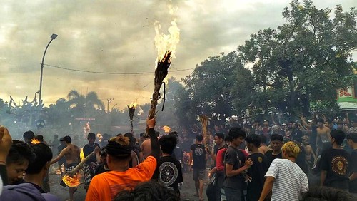 Keseruan pernah api gobog di Kecamatan Sandubaya Kota Mataram, Selasa sore (21/3/2023).