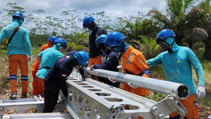Perbaikan jaringan listrik PLN. (Foto: Istimewa)
