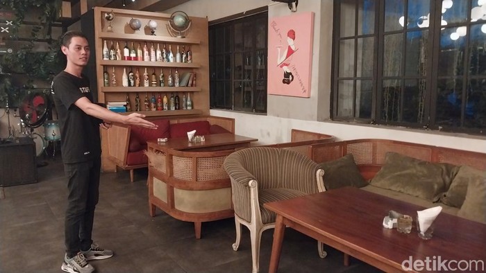 Petugas kafe Loteng Teppanyaki Bar di Kota Malang menunjukkan kursi tempat Ardhito Pramono duduk