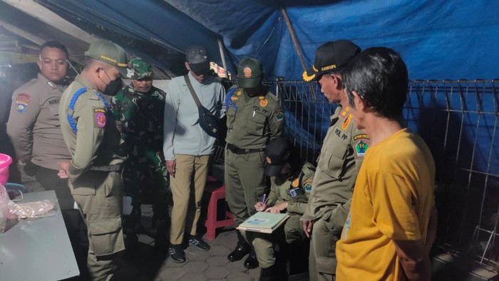 Petugas menertibakan nasi goreng babi di Jalan Dieng Malang