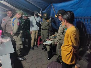 Satpol PP Tertibkan Penjual Nasi Goreng Babi di Kota Malang