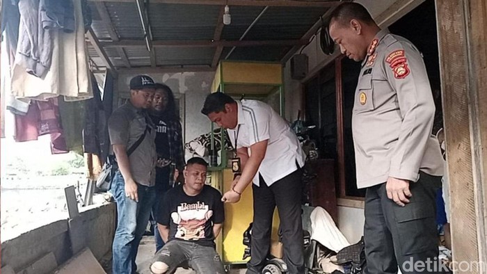 Polda sumut menangkap JS pemilik lokasi pembuatan senpi ilegal. (Fto: Prima Syahbana)