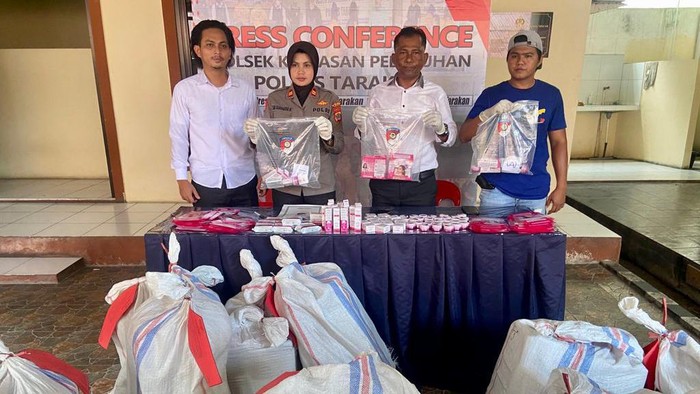 Polisi menyita 21 kosmetik ilegal di Tarakan, Kalimantan Utara.