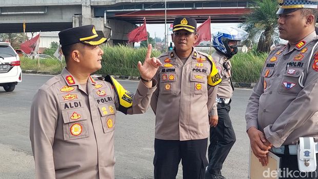 Polisi saat mengecek jalur mudik di Cimahi-KBB, Selasa (21/3/2023).