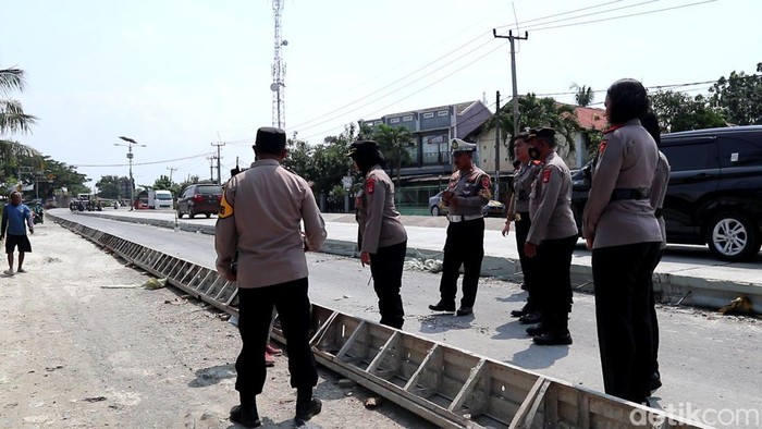 Polisi saat mengecek jalur pantura Subang, Selasa (21/3/2023).