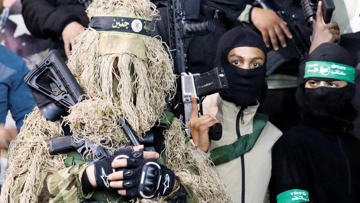 Palestinian gunmen take part in a memorial service, in Jenin refugee camp the Israeli-occupied West Bank, March 3, 2023. REUTERS/Raneen Sawafta
