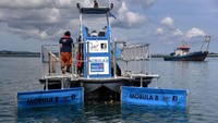 Potret Kapal Kiriman Prancis Untuk Bersihkan Sampah di Laut Bali