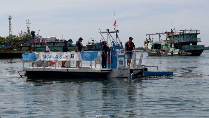 Potret Kapal Kiriman Prancis untuk Bersihkan Sampah Laut di Bali Bali berkesempatan menjadi yang pertama kali merasakan. Kapal tersebut bernama Mobula 8.