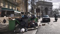 Kota-kota Prancis lainnya juga mengalami masalah sampah, tetapi kekacauan di Paris dengan cepat menjadi simbol ketidakpuasan para pemogok. AP/Thomas Padilla  