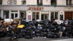 Potret Kota Romantis Paris yang Kini Dipenuhi Sampah