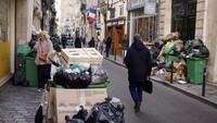 Ibu kota Prancis yang dikenal dengan pemandangan dan suasana indah nan romantis, kini jauh dari kesan kota romantis. Paris berubah menjadi seperti kota sampah karena para pekerja yang mengumpulkan sampah melakukan protes terhadap usulan reformasi pensiun Presiden Emmanuel Macron. AP/Thomas Padilla