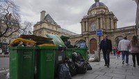 Kota Cahaya kehilangan kilaunya dengan berton-ton sampah menumpuk di trotoar Paris saat pekerja sanitasi melakukan pemogokan. AP/Michel Euler  