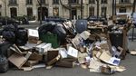 Potret Kota Romantis Paris yang Kini Dipenuhi Sampah