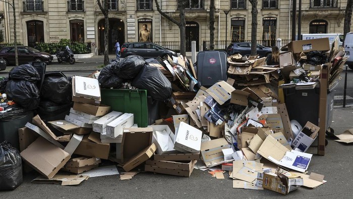 Potret Kota Romantis Paris yang Kini Dipenuhi Sampah FILE - Uncollected garbage is piled up on a street in Paris, March 20, 2023, as strikes continue with uncollected garbage piling higher by the day. (AP Photo/Aurelien Morissard, File)