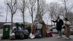 Potret Kota Romantis Paris yang Kini Dipenuhi Sampah