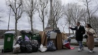 Sampah ini mengotori banyak jalan kota paling indah di dekat monumen ikonik, termasuk Menara Eiffel dan Arc de Triomphe. AP/Michel Euler  