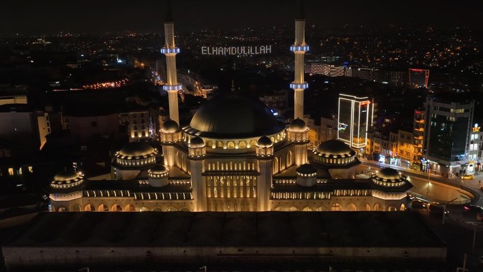Potret Masjid Taksim di Turki Menyala Jelang Ramadan ISTANBUL, TURKIYE - MARCH 20: An aerial view of mahya lights strung up between the minarets of Taksim Mosque ahead of Muslim's holy fasting month of Ramadan in Istanbul, Turkiye on March 20, 2023. (Photo by Atilla Sevil/Anadolu Agency via Getty Images)