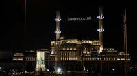 Tampak lampu bertulis Elhamdulillah menggantung di atas Masjid Taksim.