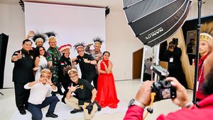 Pose Prabowo hingga Risma Saat Foto Bareng di Papua Youth Creative Hub
