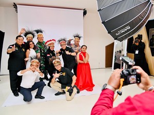 Pose Prabowo hingga Risma Saat Foto Bareng di Papua Youth Creative Hub