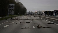 Di Rennes, massa memblokir jalan raya dengan meletakan ranting kayu di jalan.
