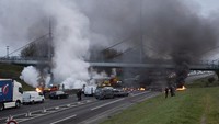 Unjuk rasa semakin meluas setelah dua mosi tidak percaya yang diajukan oposisi terhadap Presiden Emmanuel Macron kandas di parlemen pada Senin (20/3/2023). Hal ini memicu aksi demo di sejumlah kota.