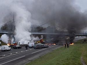 Prancis Memanas, Jalan Raya di Rennes Diblokir
