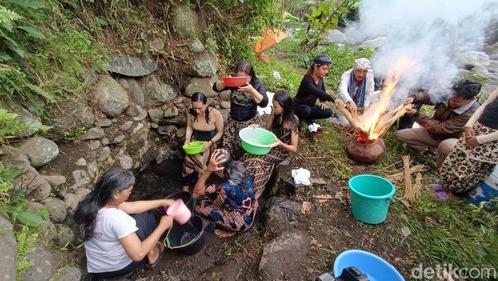 Warga menggelar prosesi Keramas Mandi Oman menjelang bulan ramadan di Belik Sarung Klumbruk, tepian Sungai Pelus, Kelurahan Pabuaran, Kecamatan Purwokerto Utara, Kabupaten Banyumas, Selasa (21/3/2023).