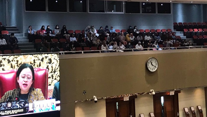Ketua DPR RI Puan Maharani menyapa pendukung RUU Perlindungan Pekerja Rumah Tangga (PPRT) dalam sidang paripurna DPR. Sapaan Puan diberikan sebelum meresmikan RUU PPRT sebagai usul inisiatif DPR RI.