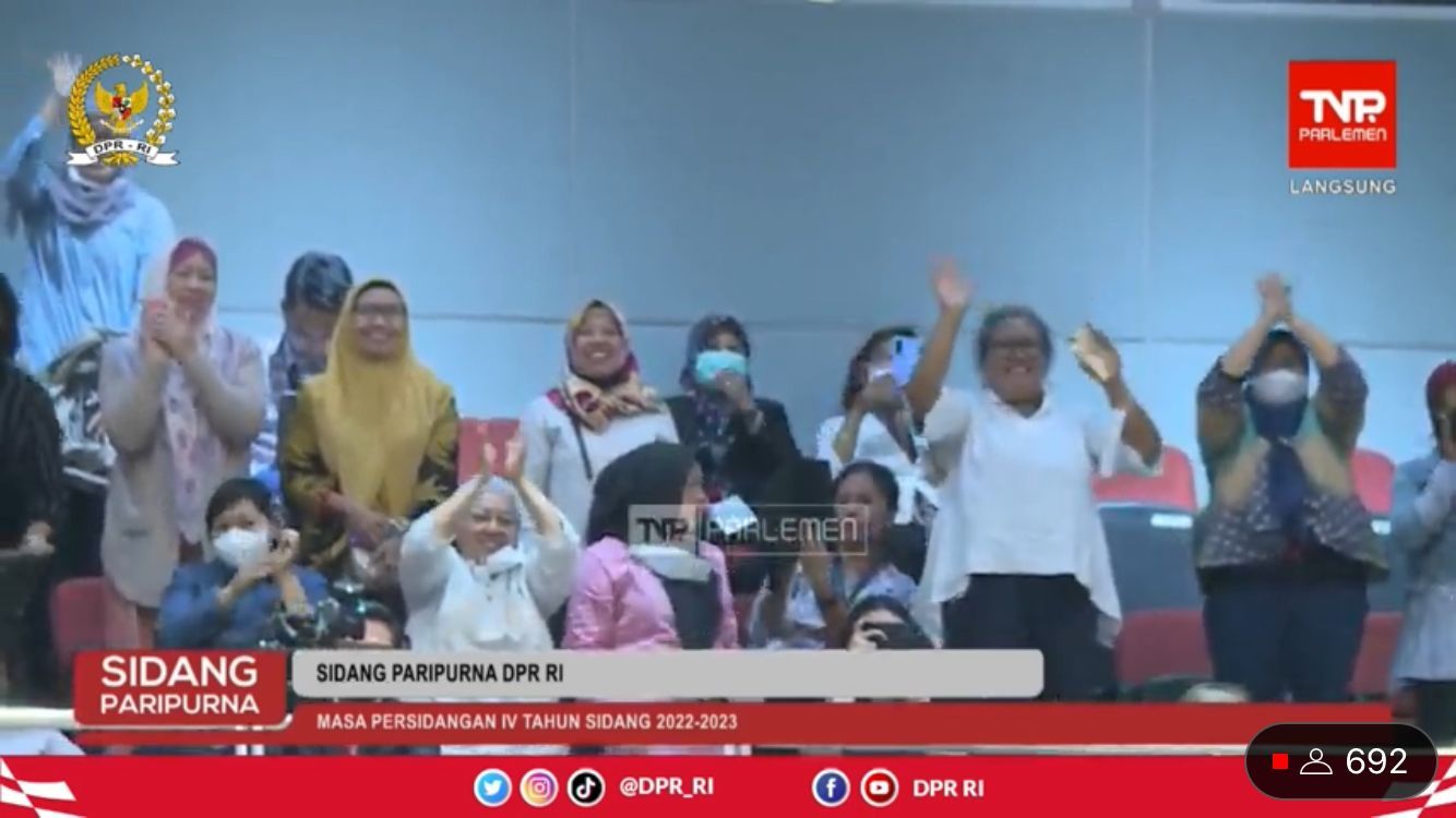Ketua DPR RI Puan Maharani menyapa pendukung RUU Perlindungan Pekerja Rumah Tangga (PPRT) dalam sidang paripurna DPR. Sapaan Puan diberikan sebelum meresmikan RUU PPRT sebagai usul inisiatif DPR RI.