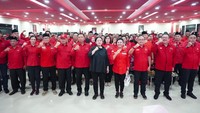 Puan saat menemui sejumlah kader PDIP di se-Kalbar pada Konsolidasi Partai di Kantor DPD PDI Perjuangan Kalimantan Barat, Jalan Arteri Supadio Kubu Raya, Senin (20/3/2023) malam.