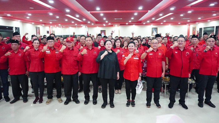 Puan Temui Kader PDIP di Kalimantan Barat Ketua DPP PDI Perjuangan Puan Maharani meyakini Provinsi Kalimantan Barat masih akan menjadi lumbung suara pada Pemilu 2024 mendatang.