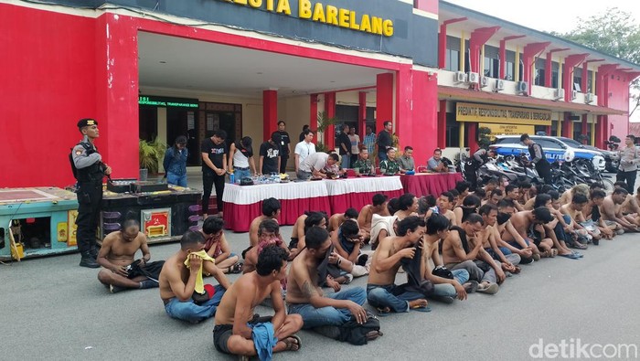 Puluhan orang diamankan dari Kampung Narkoba di Batam. (Alamudin Hamapu/detikSumut)