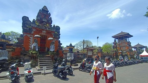 Tampilan depan Pura Agung Jagatnatha Denpasar di Jalan Surapati, Denpasar, Bali pada Selasa (21/3/2023) siang.