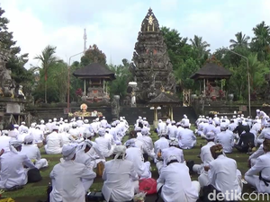 Melihat Keagungan Pura Mandhara Giri Semeru yang Dituakan di Indonesia