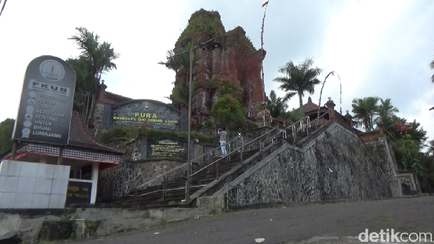 Pura Mandhara Giri Semeru Agung, Lumajang.