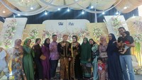 Foto: Putri bercerita, pertemuannya dengan sang suami bermula pada 2017 lalu. Lebih tepatnya, Putri mengajar tari kepada Aldi yang dipaksa mengikuti tarian massal untuk OSIS Cup. (Foto: Facebook/Fatimah Azza)