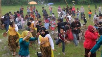 Sejumlah warga saling menyiram air saat tradisi Bajong Banyu di Dusun Dawung, Banjarnegoro, Mertoyudan, Magelang, Jateng, Minggu (19/3/2023). Tradisi Bajong Banyu dilakukan warga setempat sebagai wujud sukacita menyambut datangnya bulan suci Ramadan. ANTARA FOTO/Anis Efizudin  